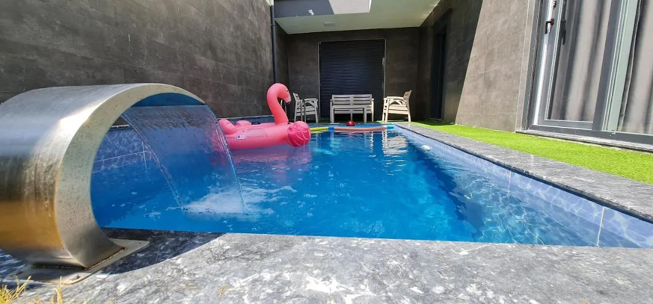 Oezel Havuzlu Lueks Villa Kusadası